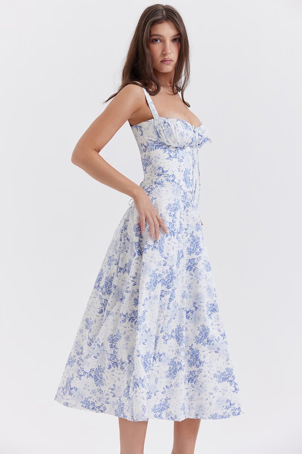 vestido-azul-com-estampa-floral
