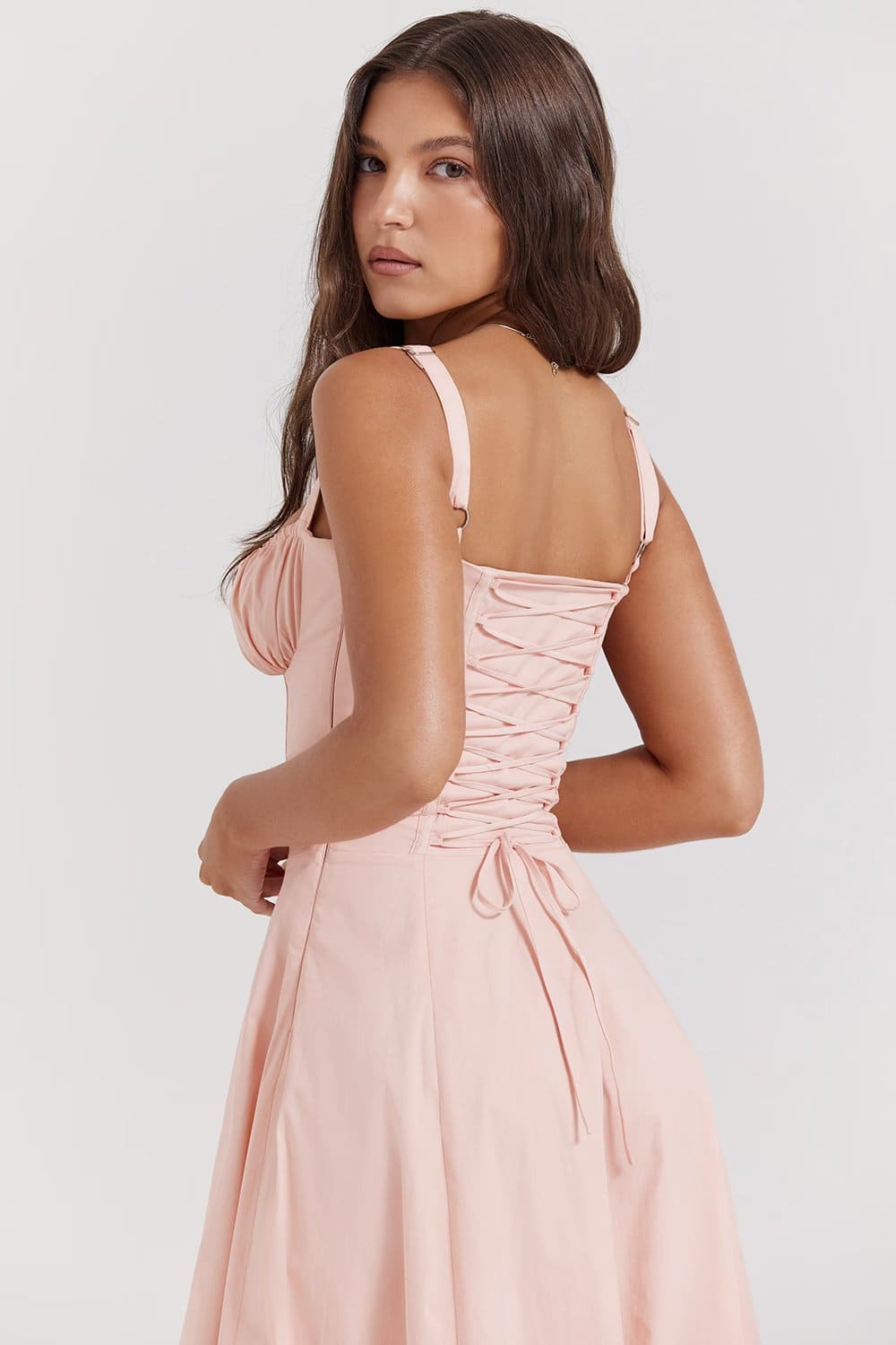 vestido-rosa-claro-midi-com-detalhe-costas