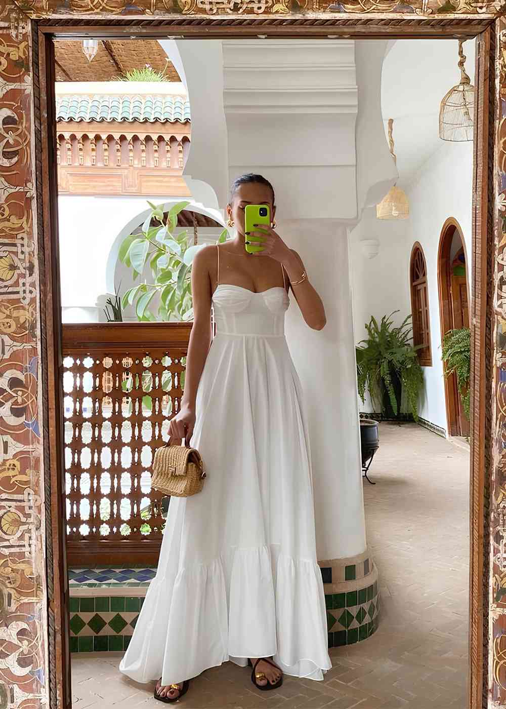 modelo-vba203-vestido-midi-branco-com-alcas-finas-e-saia-flutuante