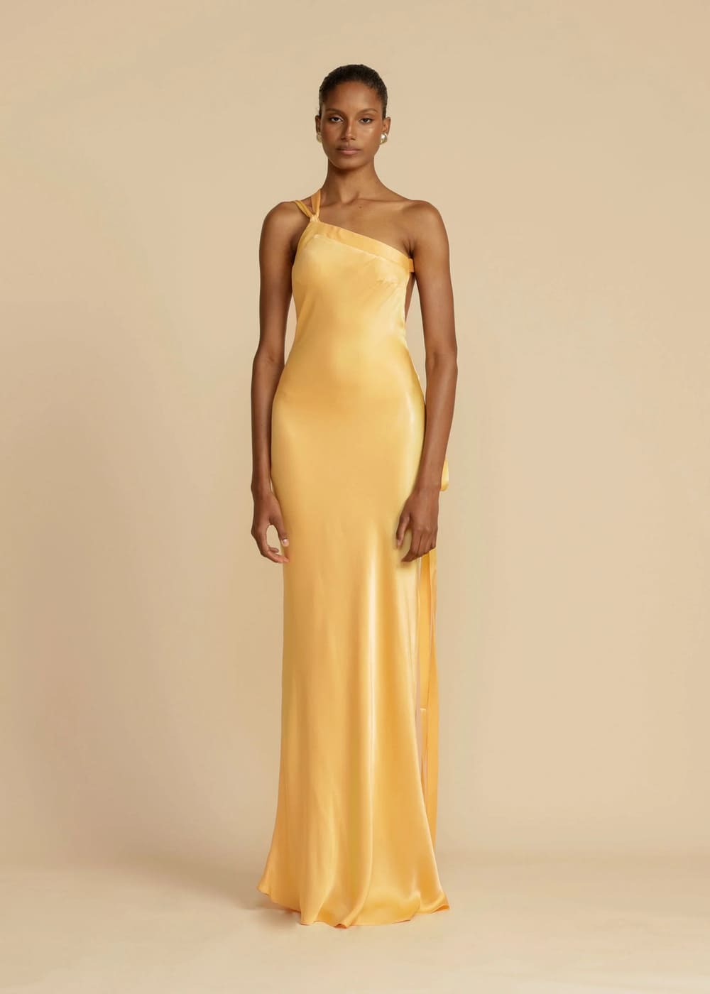 vestido-longo-assimétrico-em-cetim-dourado-vla001 (1)