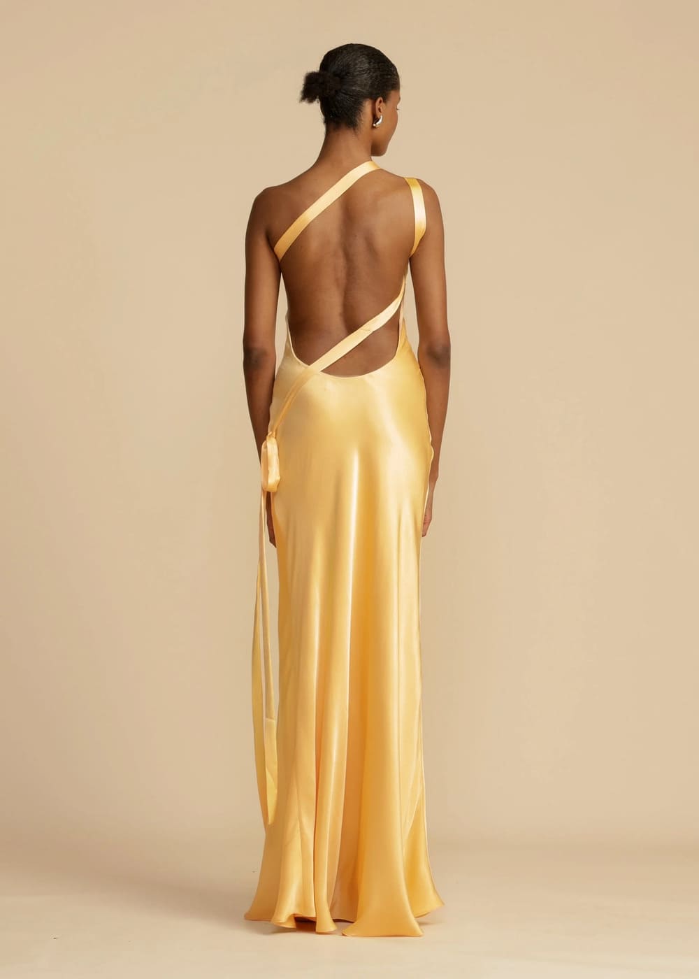 vestido-longo-assimétrico-em-cetim-dourado-vla001 (10)