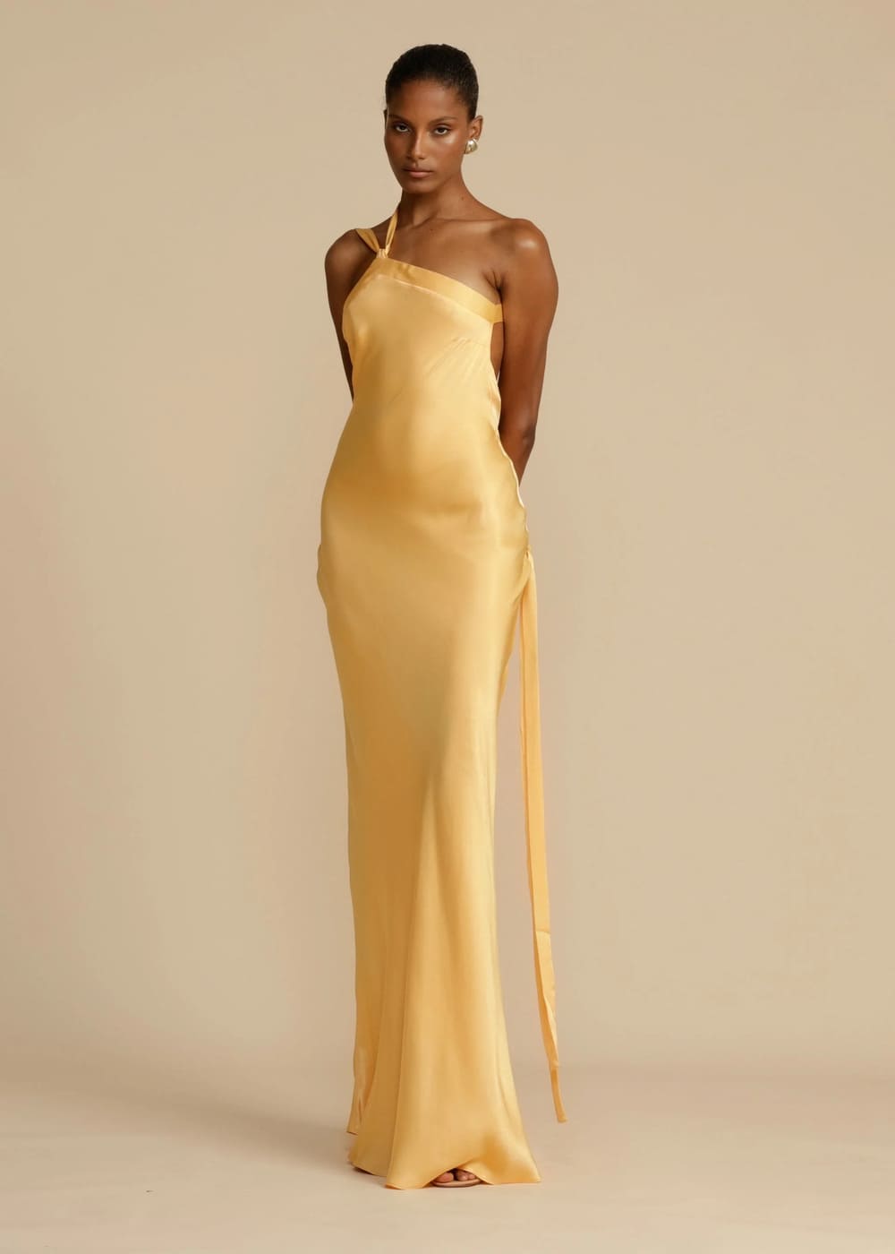 vestido-longo-assimétrico-em-cetim-dourado-vla001 (3)
