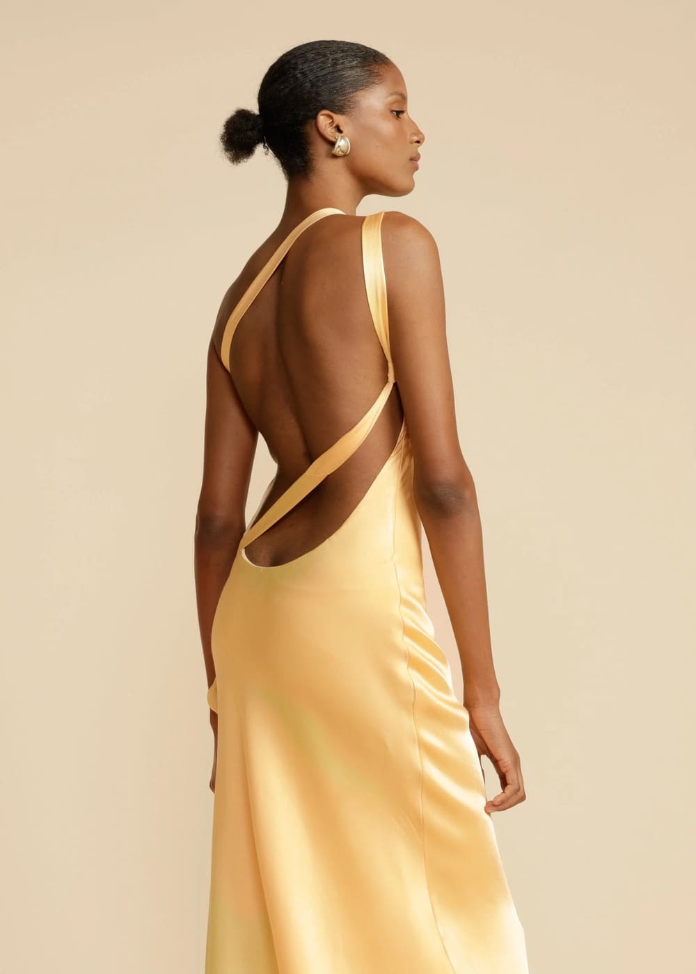 vestido-longo-assimétrico-em-cetim-dourado-vla001 (5)