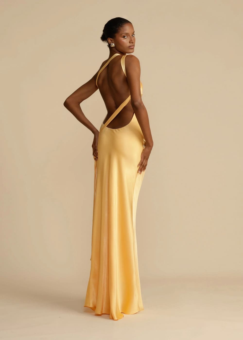 vestido-longo-assimétrico-em-cetim-dourado-vla001 (7)