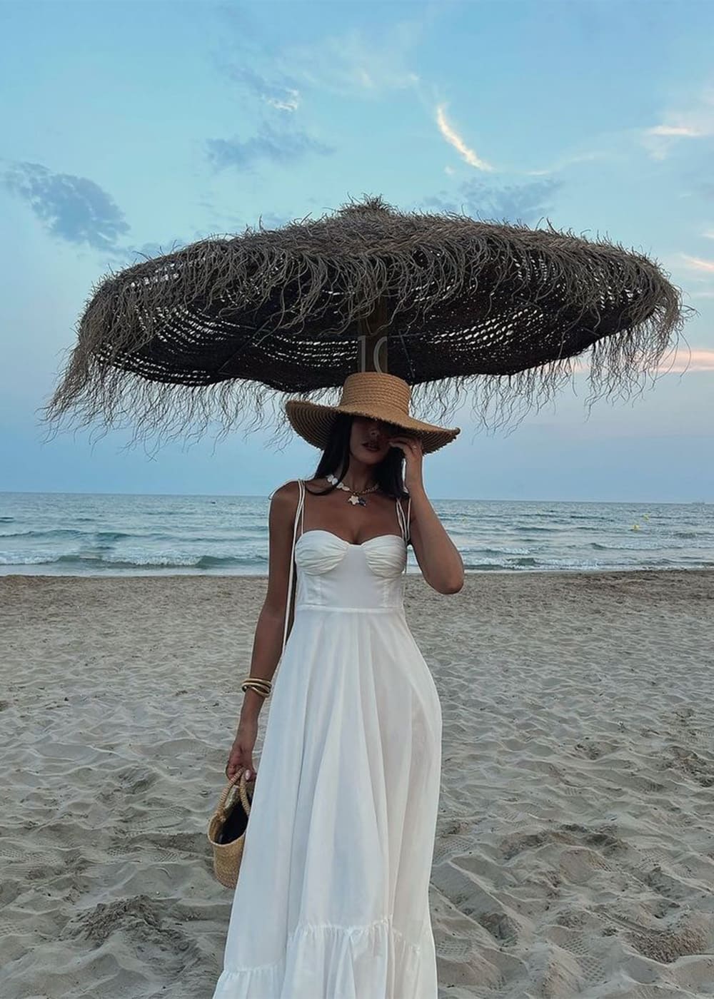 vestido-midi-branco-com-alcas-finas-saia-flutuante-e-estilo-feminino