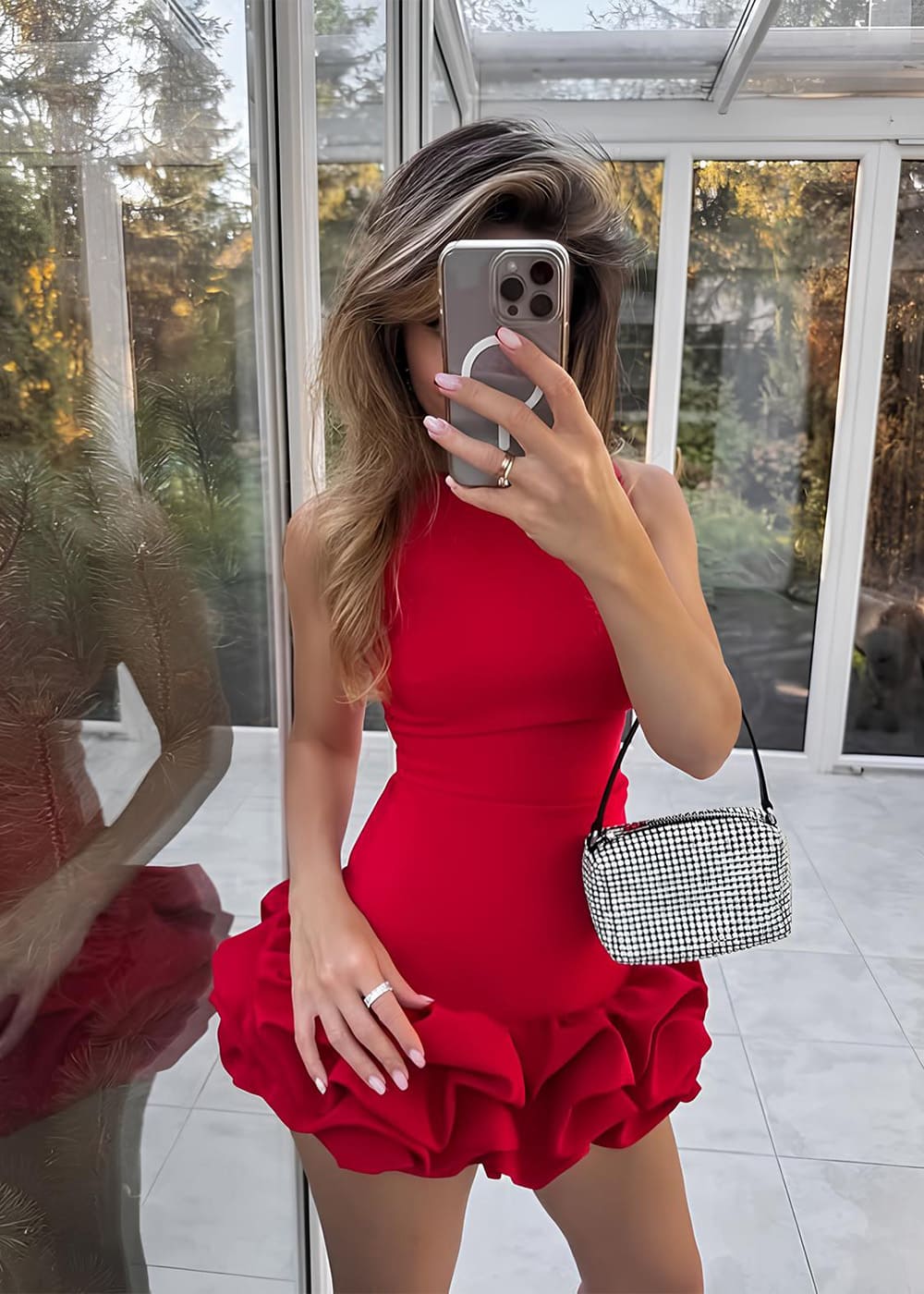 1-vestido-curto-vermelho-com-babados-e-decote-elegante-vcb501