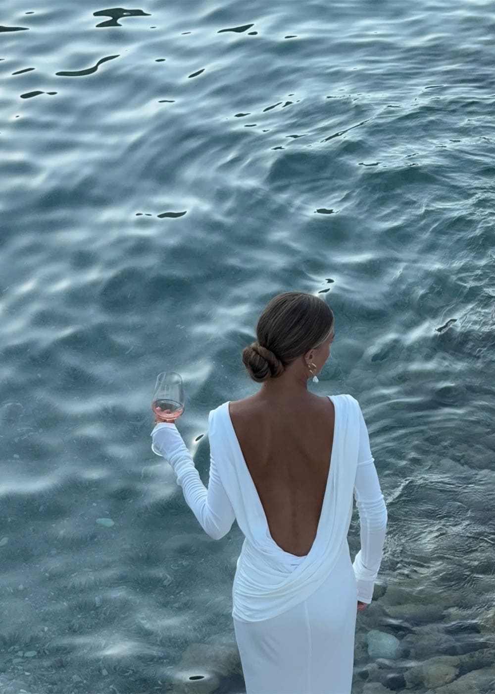 11-vestido-branco-luxo-longo-com-decote-nas-costas