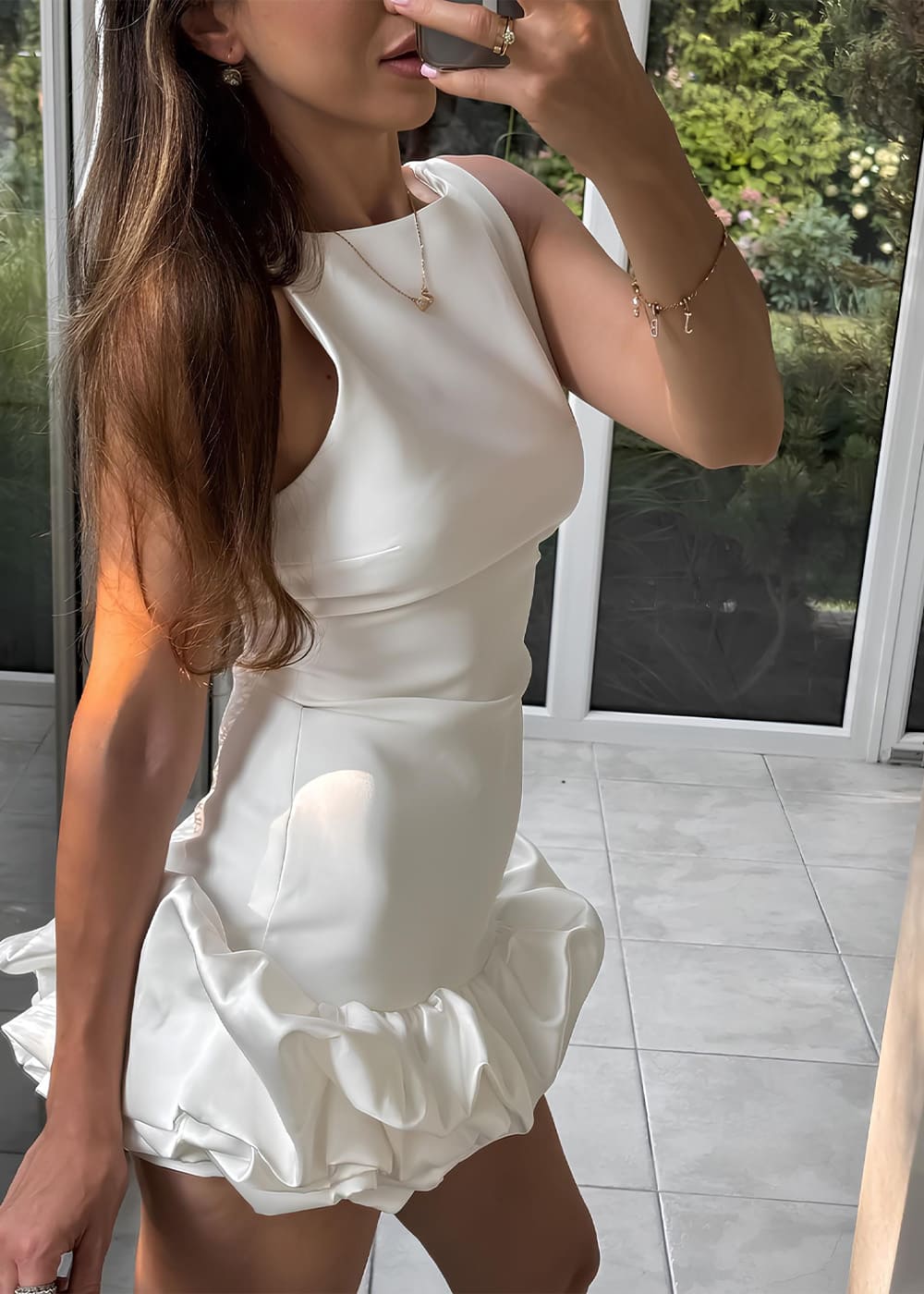 7-modelo-vestido-curto-branco-com-babados-e-decote-elegante