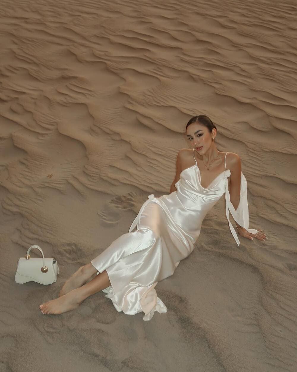 vestido-champagne-cetim-decote-costas vestido-champagne-cetim-decote-costas