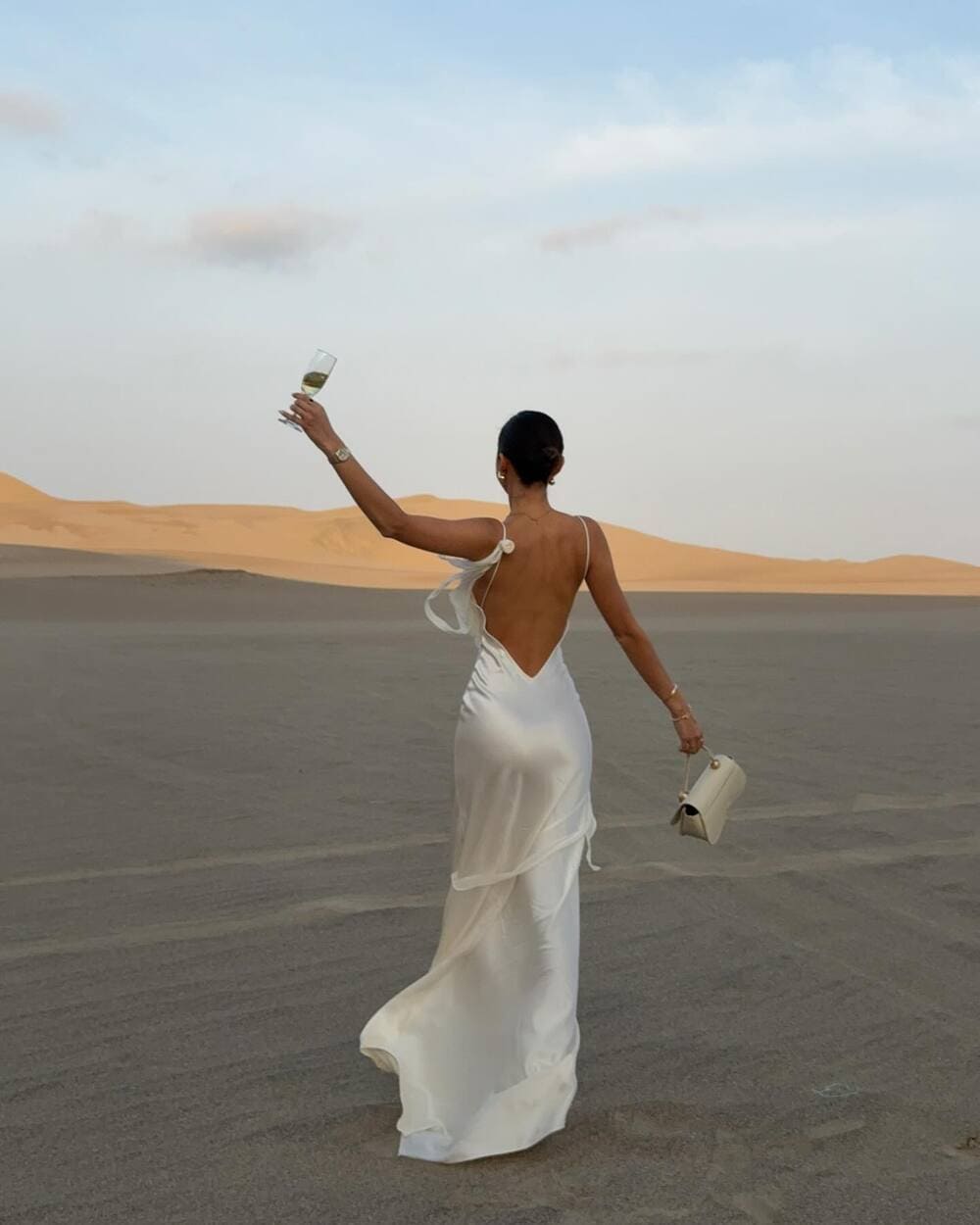 vestido-champagne-longo-cetim-com-costas-abertas-e-alcas-finas vestido-champagne-longo-cetim-com-costas-abertas-e-alcas-finas