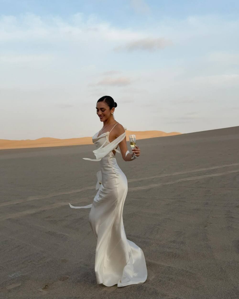 vestido-longo-champagne-cetim-com-alcas-finas-e-decote vestido-longo-champagne-cetim-com-alcas-finas-e-decote