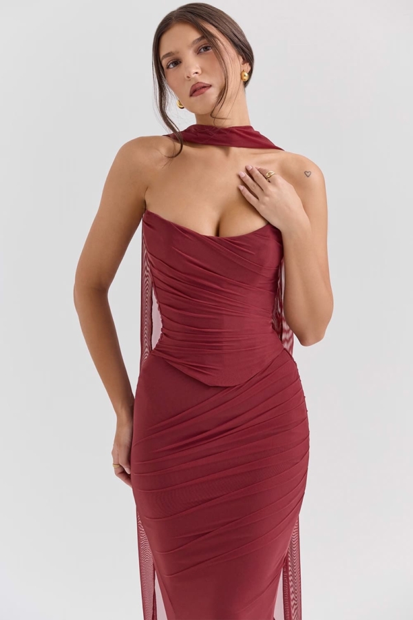 vestido-marsala-longo-drapeado-gola-choker-cauda