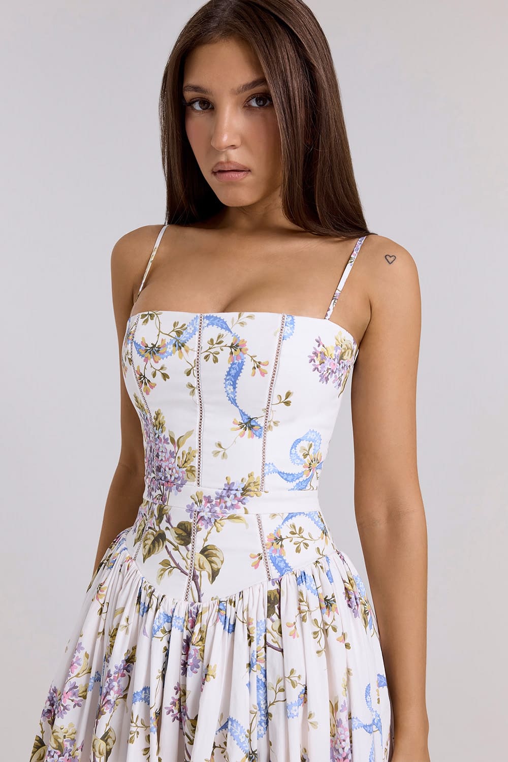 vestido-branco-midi-estampa-floral-alcas-finas vestido-branco-midi-estampa-floral-alcas-finas